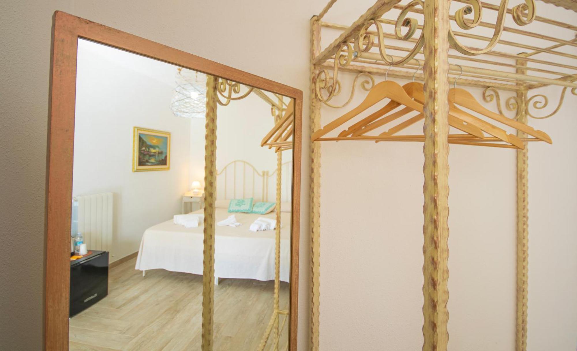 Hotel Essenza Di Mirto La Caletta Habitación foto