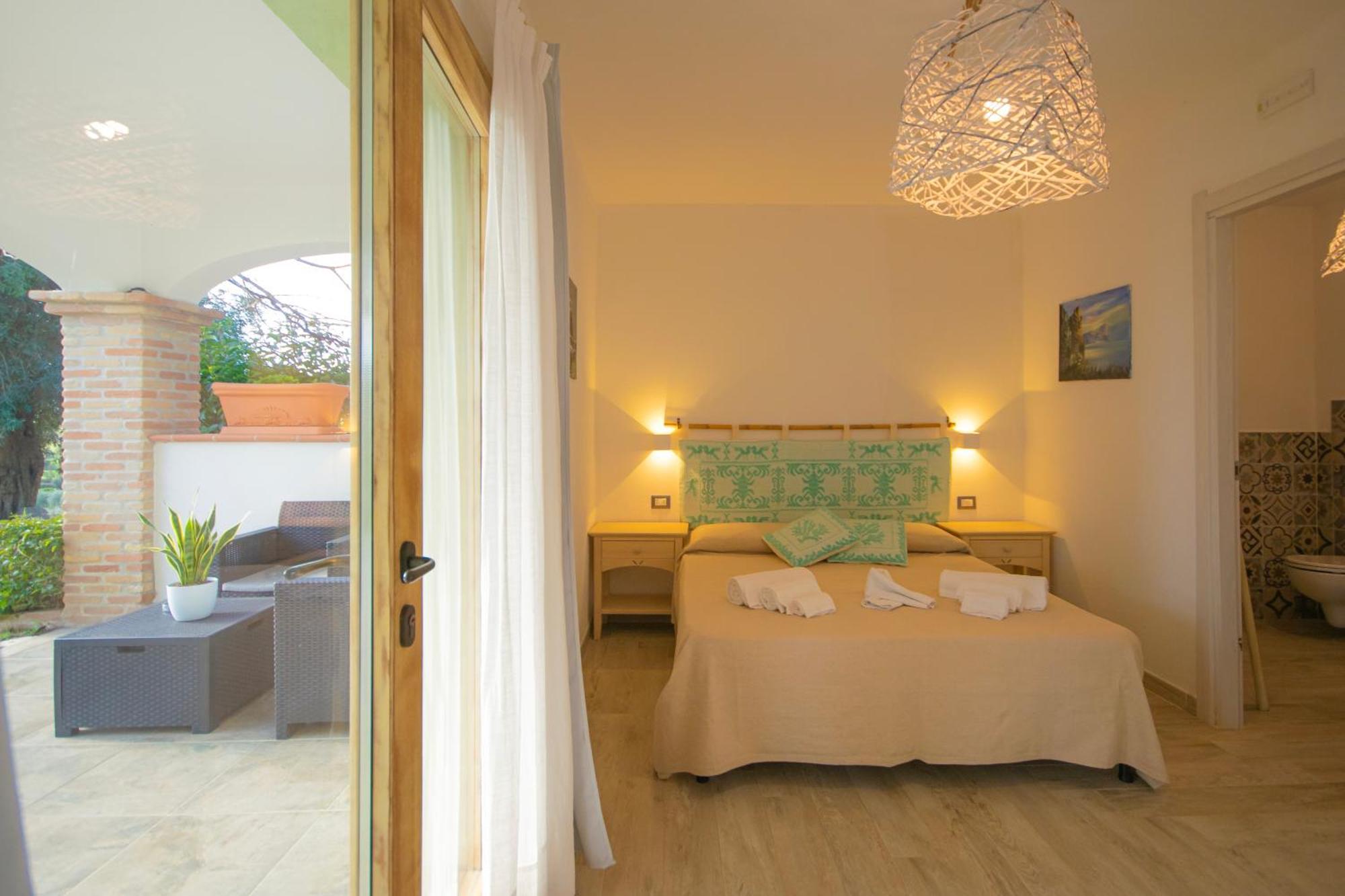 Hotel Essenza Di Mirto La Caletta Habitación foto